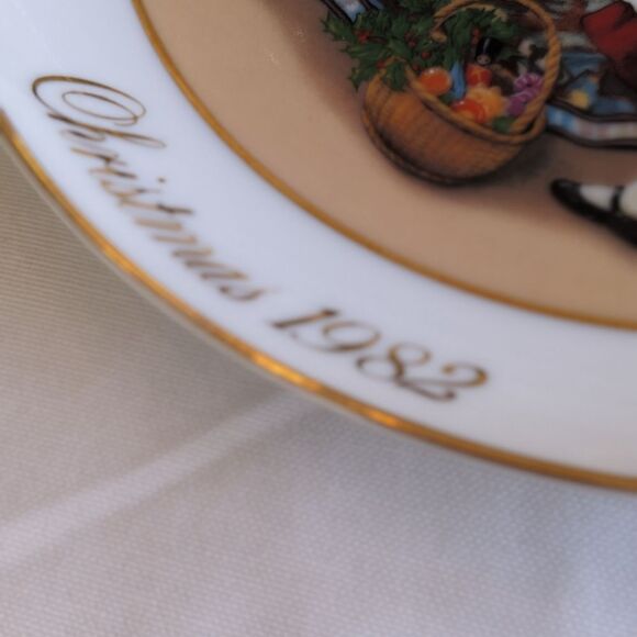 VTG Avon 1982 Christmas Plate 2nd Edition Christmas Memories Keeping Christmas - Picture 4 of 10